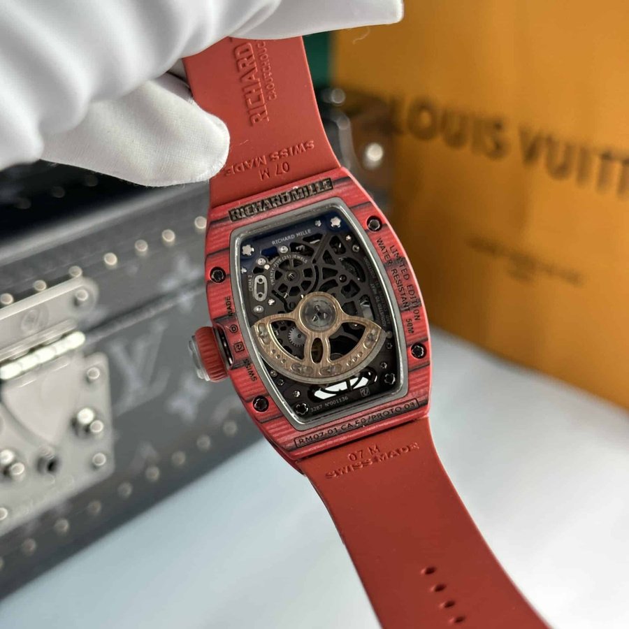Orologio replica: Richard Mille RM 07-01, rosso, Carbon TPT, quarzo, Racing, rosso, edizione limitata, 45.32 X 32,3 mm — distintivo – Foto 7