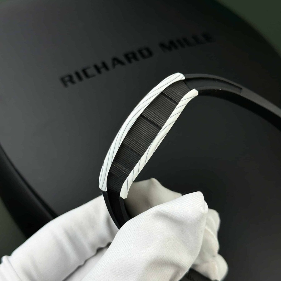 Orologio replica: Richard Mille RM 61-01 Yohan Blake, carbonio, 42.7 X 50,2 mm — glamour – Foto 5