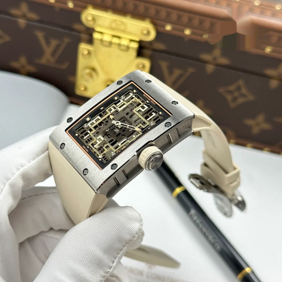 Orologio replica: Richard Mille RM 16-02, titanio, ultrapiatto, bianco, cinturino in gomma, 36 X 45 mm — prezioso – Foto 3