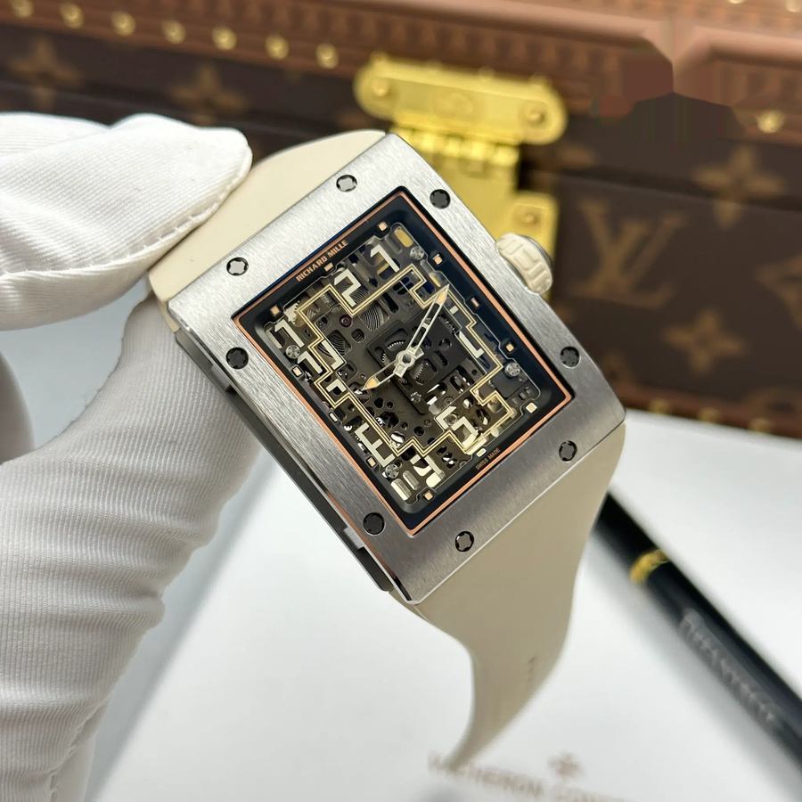 Orologio replica: Richard Mille RM 16-02, titanio, ultrapiatto, bianco, cinturino in gomma, 36 X 45 mm — prezioso – Foto 4