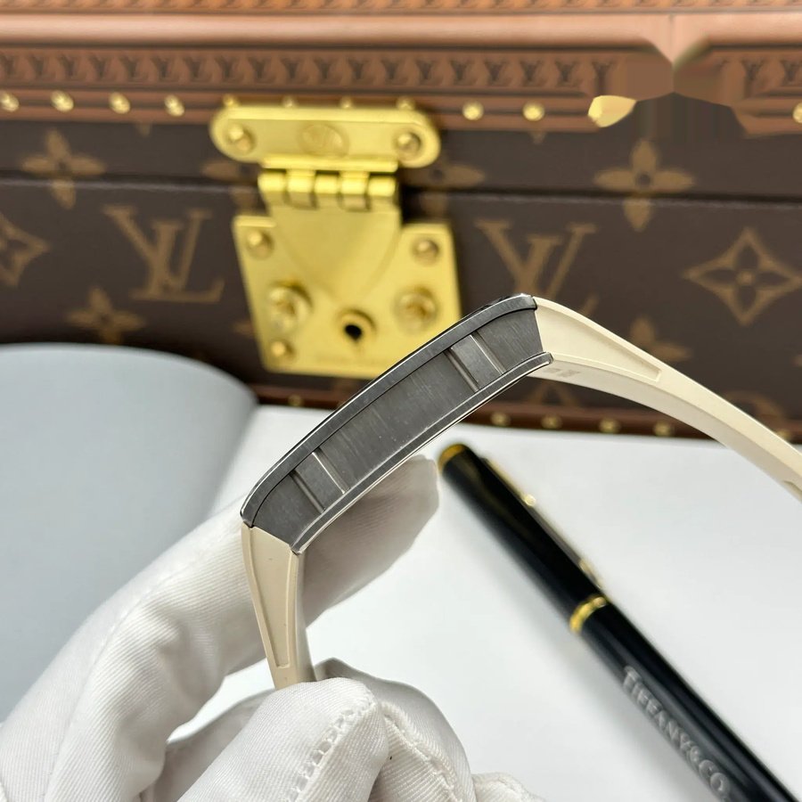 Orologio replica: Richard Mille RM 16-02, titanio, ultrapiatto, bianco, cinturino in gomma, 36 X 45 mm — prezioso – Foto 9