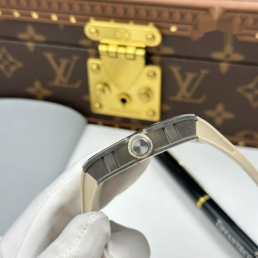 Orologio replica: Richard Mille RM 16-02, titanio, ultrapiatto, bianco, cinturino in gomma, 36 X 45 mm — prezioso – Foto 10