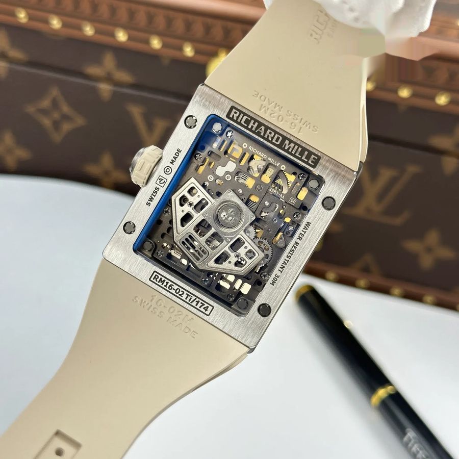 Orologio replica: Richard Mille RM 16-02, titanio, ultrapiatto, bianco, cinturino in gomma, 36 X 45 mm — prezioso – Foto 11