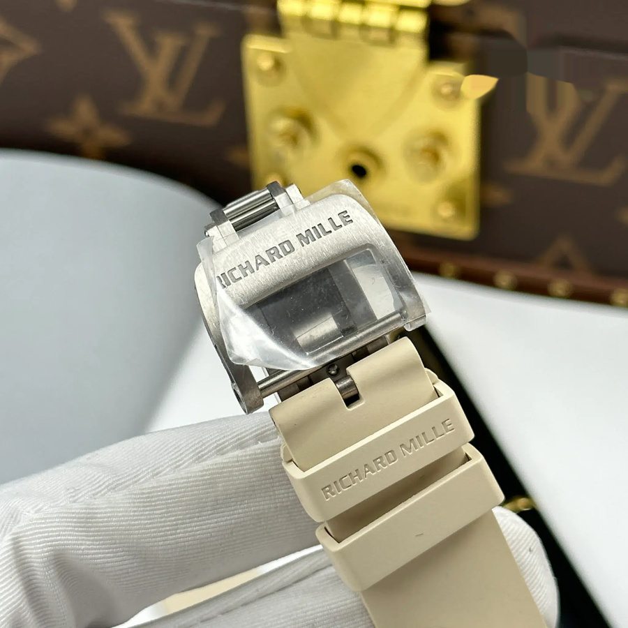 Orologio replica: Richard Mille RM 16-02, titanio, ultrapiatto, bianco, cinturino in gomma, 36 X 45 mm — prezioso – Foto 12