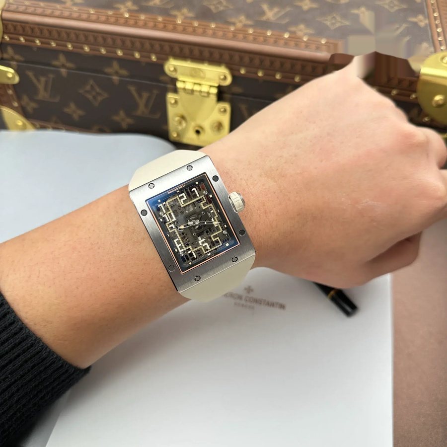 Orologio replica: Richard Mille RM 16-02, titanio, ultrapiatto, bianco, cinturino in gomma, 36 X 45 mm — prezioso – Foto 13